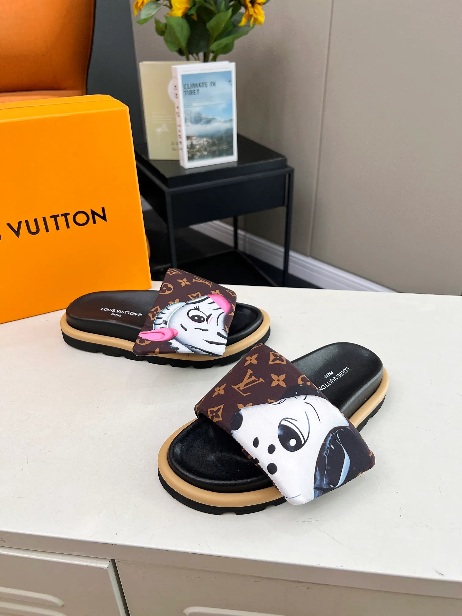 👟👟Ex-factory price 360👟👟 lv donkey brand l home 2024 hot style embossed logo embossed sandals This ol low comfort flat sandals are made of technical fabrics and use high-frequency embossing technology to reinterpret the monogram pattern. Soft padded upper with adjustable Velcro, comfortable and tough insole adds harmonious color ▪️Fabric: Original customized technical fabric ▪️Lining: soft sheepskin lining ▪️Sole: Original open-molded rubber foam outsole Color: .yellow.black▪️